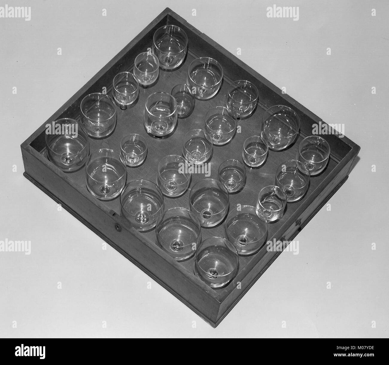 Historische Illustration mit Musikbrille, die künstlerische Darstellung und redaktionelle Fotografie aus vergangenen Zeiten reflektiert. Stockfoto