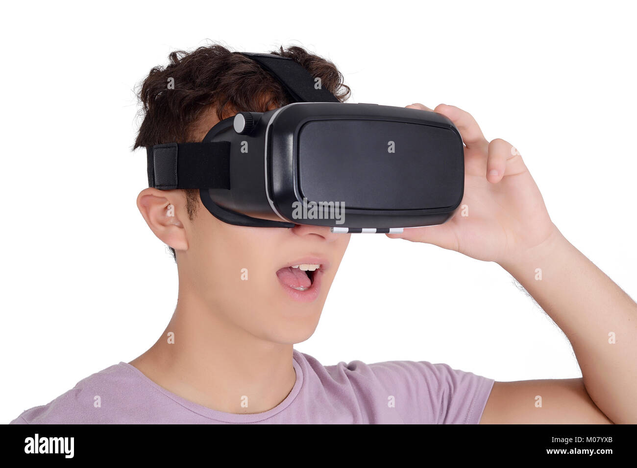 Freudige jugendlich Junge mit VR-Brille. Das Konzept der Virtuellen Realität. Auf weissem Hintergrund Stockfoto