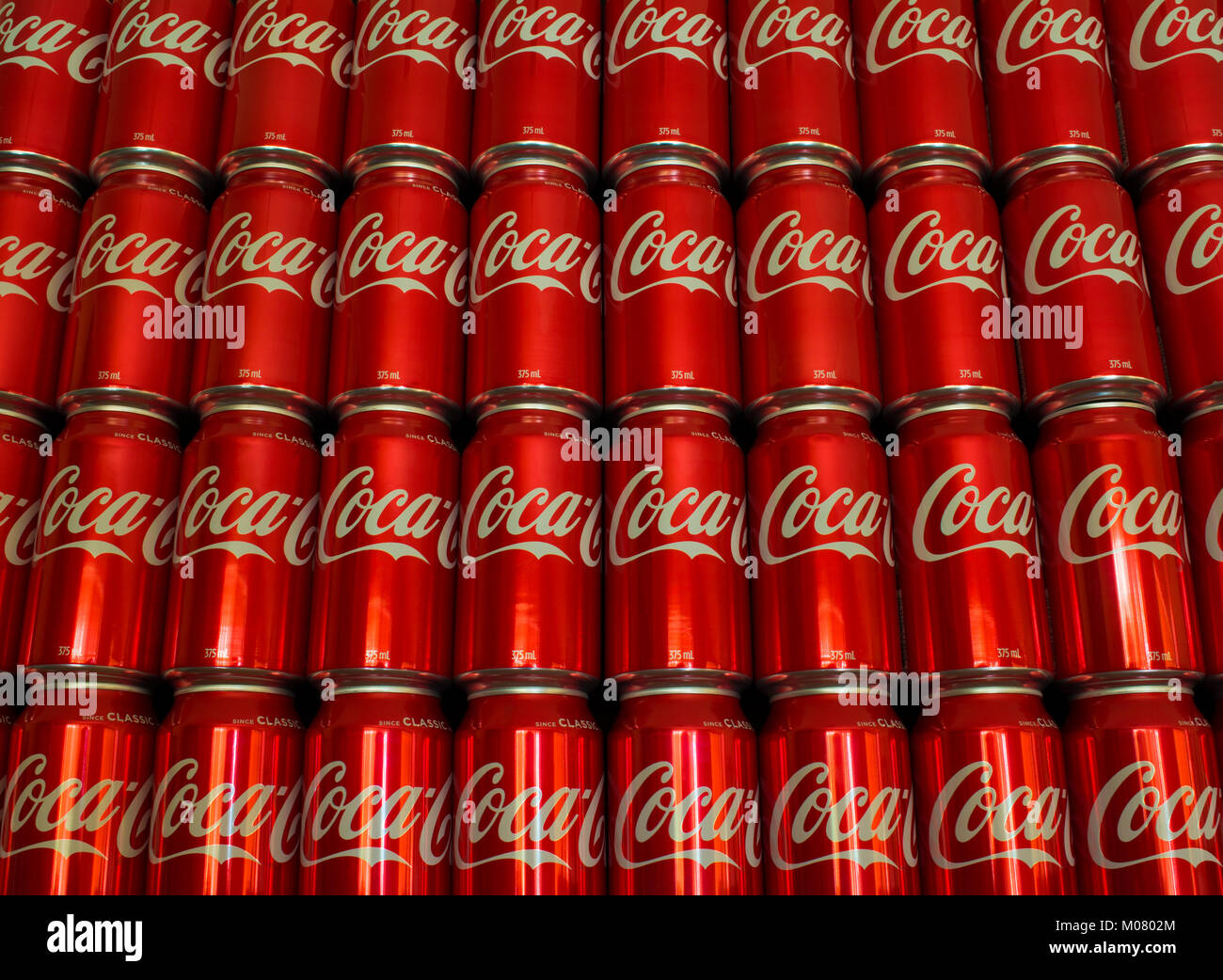 Adelaide, South Australia, Australien - Oktober 28, 2017: Iconic Soft Drink auf der ganzen Welt bekannt als Koks. Coca-cola 375 ml Dosen aufgereiht und gestapelt Ich Stockfoto