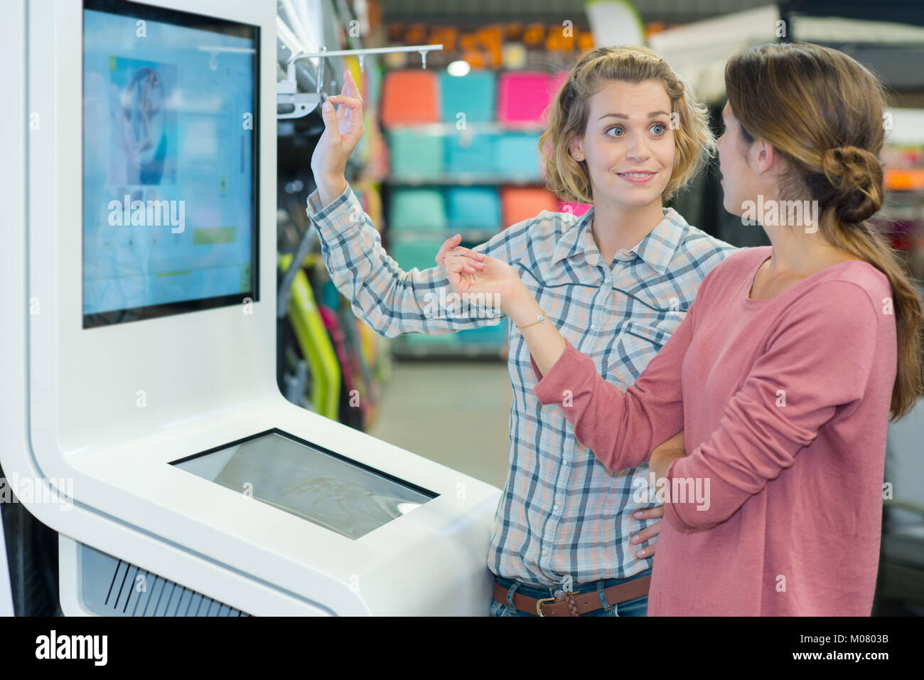Weibliche Freunde in einem elektronischen Kaufhaus Stockfoto