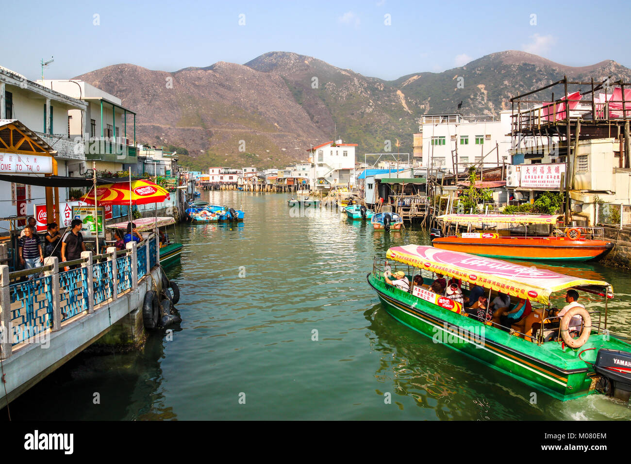 Hongkong Apr 11 11 Eine Sightseeing Tour Boot Durchfuhrung Besucher Kreuzfahrten Entlang Tai O River Wo Traditionelle Hauser Errichtet Auf Stelzen Uber Der Gezeiten Stockfotografie Alamy