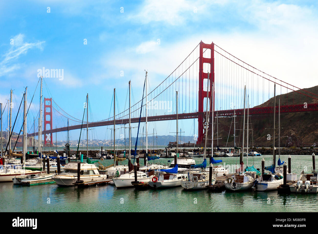Golden Gate Bridge und der Presidio Yachthafen. San Francisco ist im Hintergrund zu sehen. Stockfoto