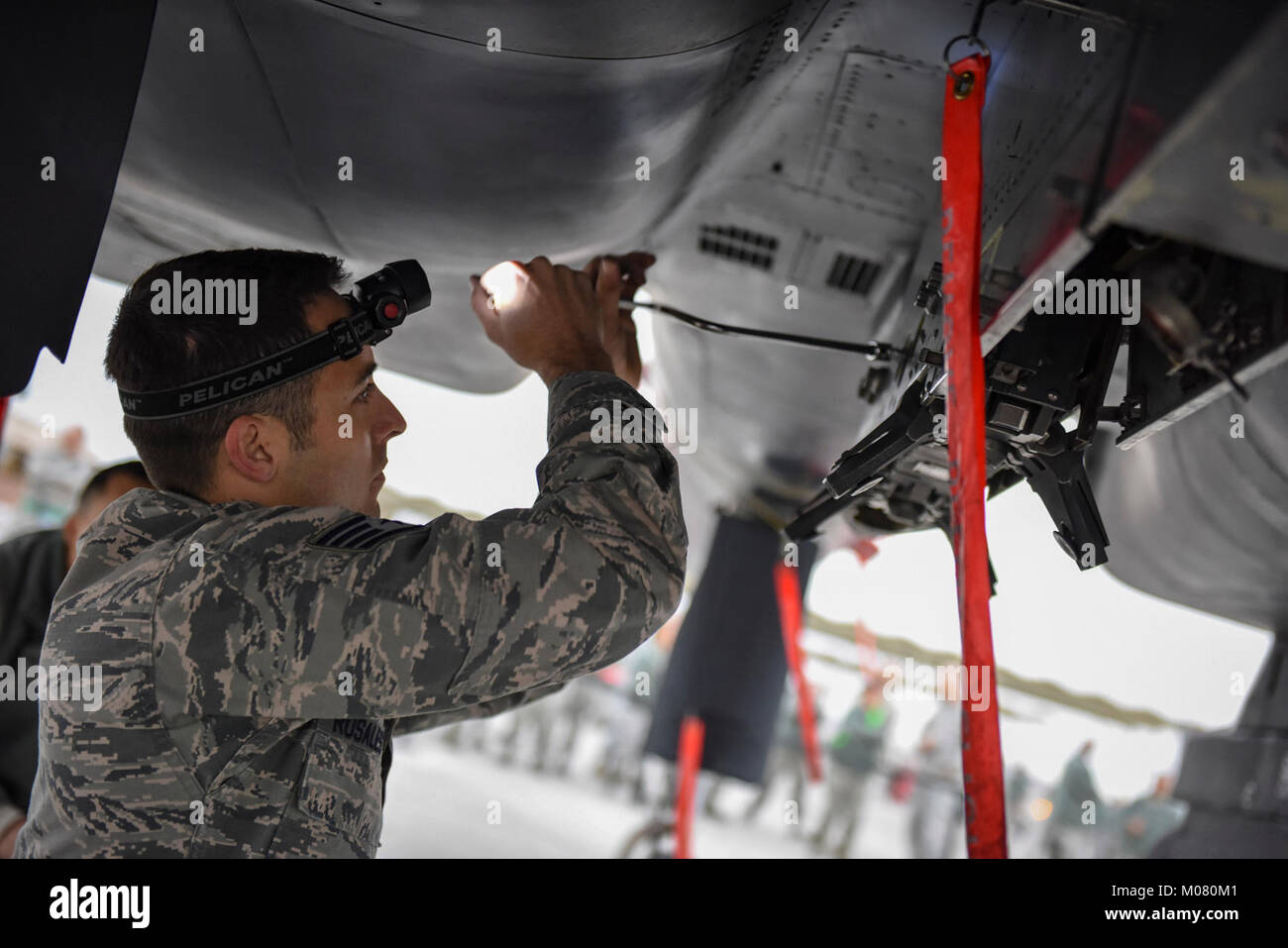 Staff Sgt. Brett Rosales-Carr, 57 Aircraft Maintenance Squadron last Crew Member, inspiziert ein F-15 Eagle fighter Jet während der Besatzung Wettbewerb des Jahres am Nellis Air Force Base, Nev, Jan. 8, 2018. Die Teams wurden auf ihre Geschwindigkeit und Genauigkeit beim Laden von Munition auf ihre Flugzeuge ausgewertet. (U.S. Air Force Stockfoto