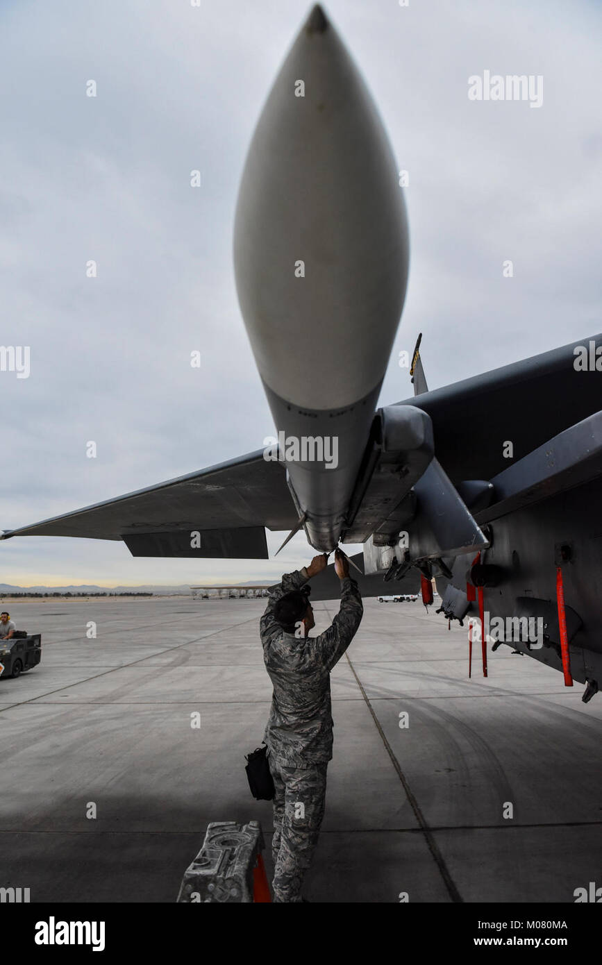 Staff Sgt. Brett Rosales-Carr, 57 Aircraft Maintenance Squadron last Crew Member, passt die Teile eines AIM-120 Raketen an einer F-15 Eagle fighter Jet während der Besatzung Wettbewerb des Jahres am Nellis Air Force Base, Nev, Jan. 8, 2018. Die AIM-120 Raketen wiegt mehr als 300 Pfund und erfordert die schwere Ausrüstung zu transportieren, zu laden und in das Flugzeug sichern. (U.S. Air Force Stockfoto