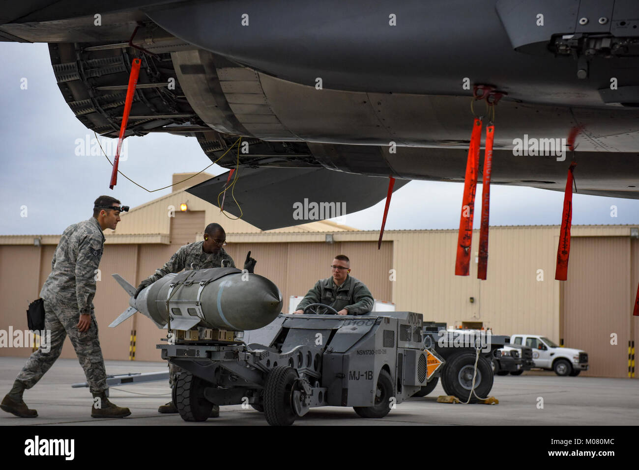 Staff Sgt. Brett Rosales-Carr, Staff Sgt. Mekai Stewart und Airman 1st Class Tristan McNay, 57 Aircraft Maintenance Squadron last Crew Mitglieder, Transport eine Markierung 84 Bombe während der Besatzung Wettbewerb des Jahres am Nellis Air Force Base, Nev, Jan. 8, 2018. Jeder Flieger spielte eine Rolle Erfolg Ihres Teams durch die Arbeit als eine zusammenhängende Einheit zu erhöhen. (U.S. Air Force Stockfoto