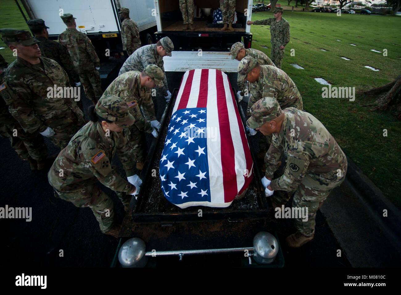 Us-Mitglieder mit der Verteidigung POW/MIA Accounting Agentur (DPAA) eine disinterment Zeremonie auf dem National Friedhof des Pazifik, Honolulu, Hawaii, Jan. 8, 2018. Die Zeremonie inklusive der ersten Service Mitglieder von der USS California zu ausgegrabene und Service Mitglieder vom koreanischen Krieg. DPAA's Mission ist es, die möglichst vollständige Erfassung der fehlenden Personal zu ihren Familien und der Nation zu stellen. (U.S. Marine Corps Stockfoto