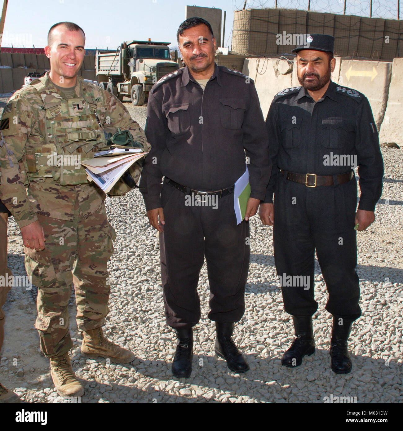 Der afghanischen nationalen Polizei (ANP) 303rd Zone G4 Oberst Pacha (Mitte rechts) und Unterstützung Kandak Kommandant Oberst Azatyer Zarif (rechts) werden von der Task Force Südosten Polizei Advisor Team (PAT) G4 Advisor 1. Lt. Benjamin Skelton (Mitte links) des 3 Infanterie Division Main Command Post operative Trennung während einer Schlüssel-Führer - Engagement bei AP Blitz Kraftstoffverbrauch und Ausrüstung Statusberichte für die Zone zu überprüfen, begrüßt. Stockfoto