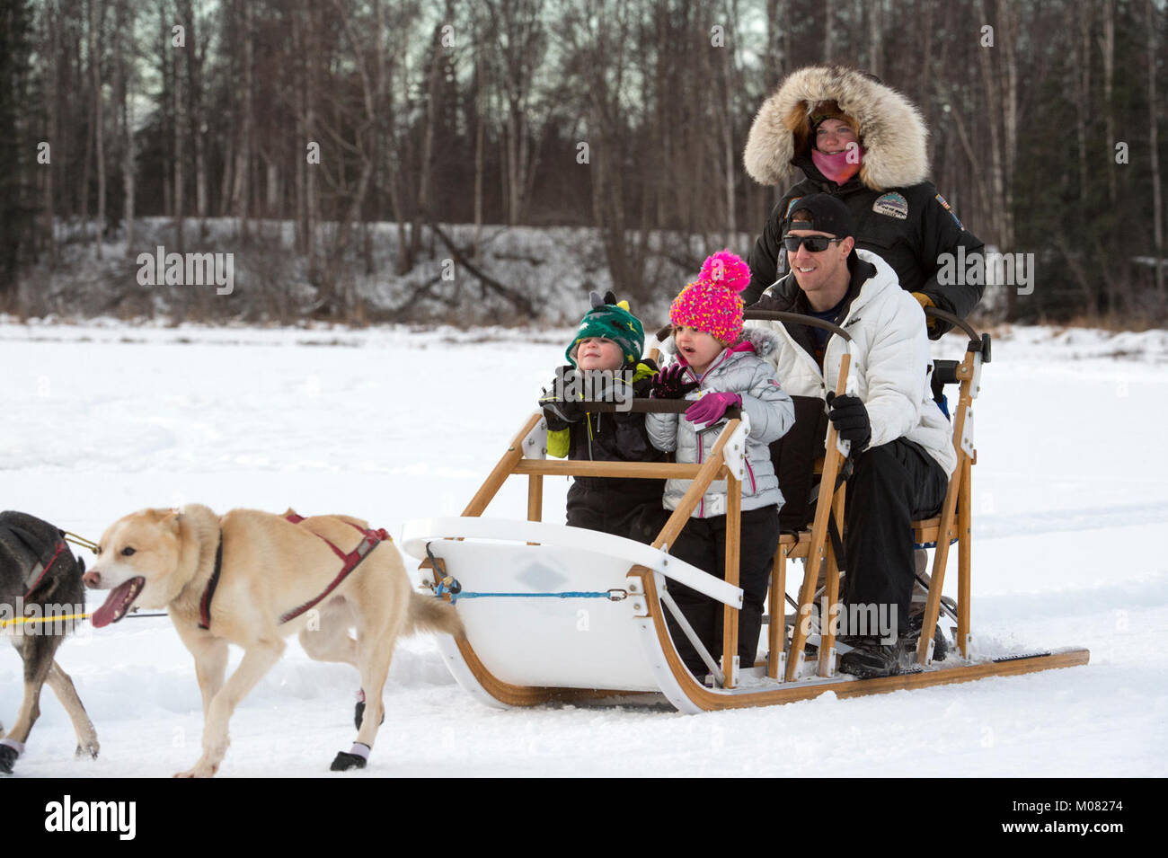 Air Force Special Agent Roland Bodenheim und seine Kinder Merrick und Sloane, sowohl Alter 3, für einen Hundeschlitten Fahrt am Hillberg See am Joint Base Elmendorf-Richardson, Alaska, 14.01.2018. Bodenheim ist mit der Air Force Office der speziellen Untersuchungen. Als Teil der Moral, Wohlfahrt und Erholung Programm bewirtet durch die 673 d Force Support Squadron und JBER Life Team, die hillberg Skigebiet bietet die mit Base Access eine Vielzahl von Wintersportmöglichkeiten und Veranstaltungen. (U.S. Air Force Stockfoto