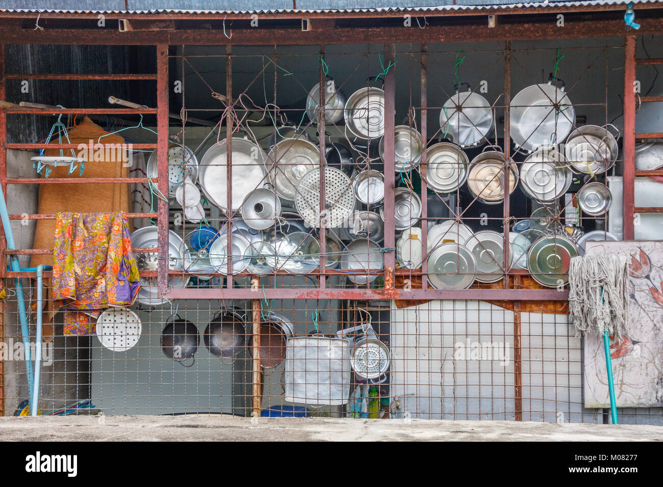 Töpfe und Pfannen aufgehängt in einem thailändischen Küche Stockfoto