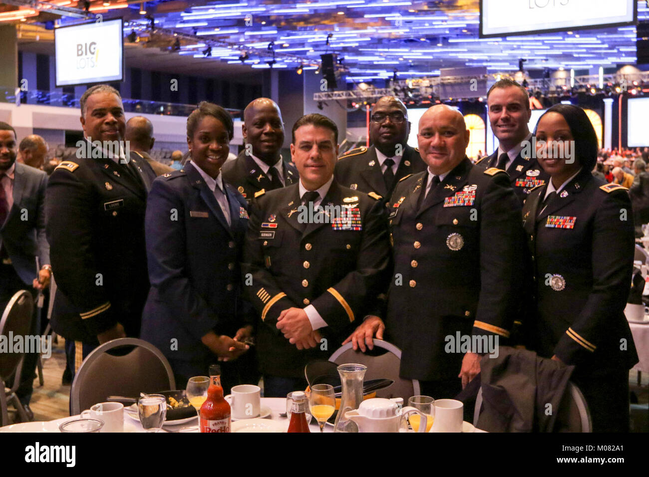 Ohio Army National Guard Oberstleutnant Jeffrey Watkins (dritter von links) gehörte zu einer Gruppe von Ohio National Guard Soldaten und Flieger, die auf der 33. jährlichen Dr. Martin Luther King Jr. Geburtstag Frühstück 15.01.2018, an der Greater Columbus Convention Center in der Innenstadt von Columbus, Ohio besucht. Veranstalter sagen, dass es das grösste seiner Art in den USA ist das Vermächtnis der Civil Rights Leader zu ehren, der Freunde mit Watkins' Familie in den 1960er Jahren. (Ohio National Guard Stockfoto