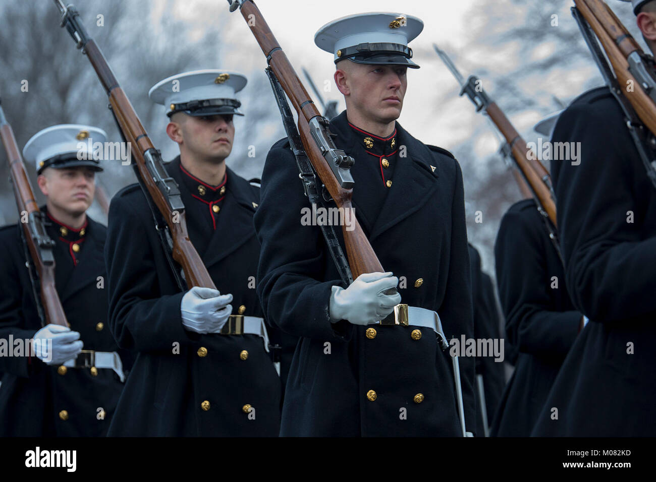 Marines mit Alpha Company, Marine Barracks Washington D.C., im März in der Ausbildung während eines vollen Ehren Begräbnis für Generalmajor Paul A. Fratarangelo auf dem Arlington National Cemetery, Arlington, Va., Jan. 16, 2018. Fratarangelo serviert seine letzte aktive Aufgabe Zuordnung als Kommandant, Marine Corps Air Basen, westlichen Bereich. (Offizielle US Marine Corps Stockfoto