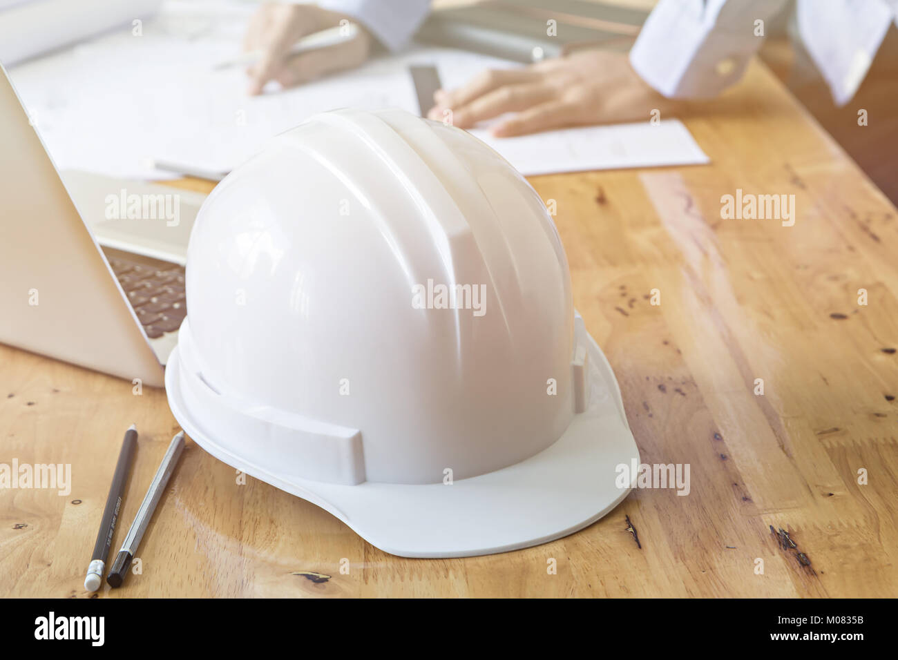 Architekt Zeichnung auf Blueprint architektonische Konzept mit Soft Focus Stockfoto