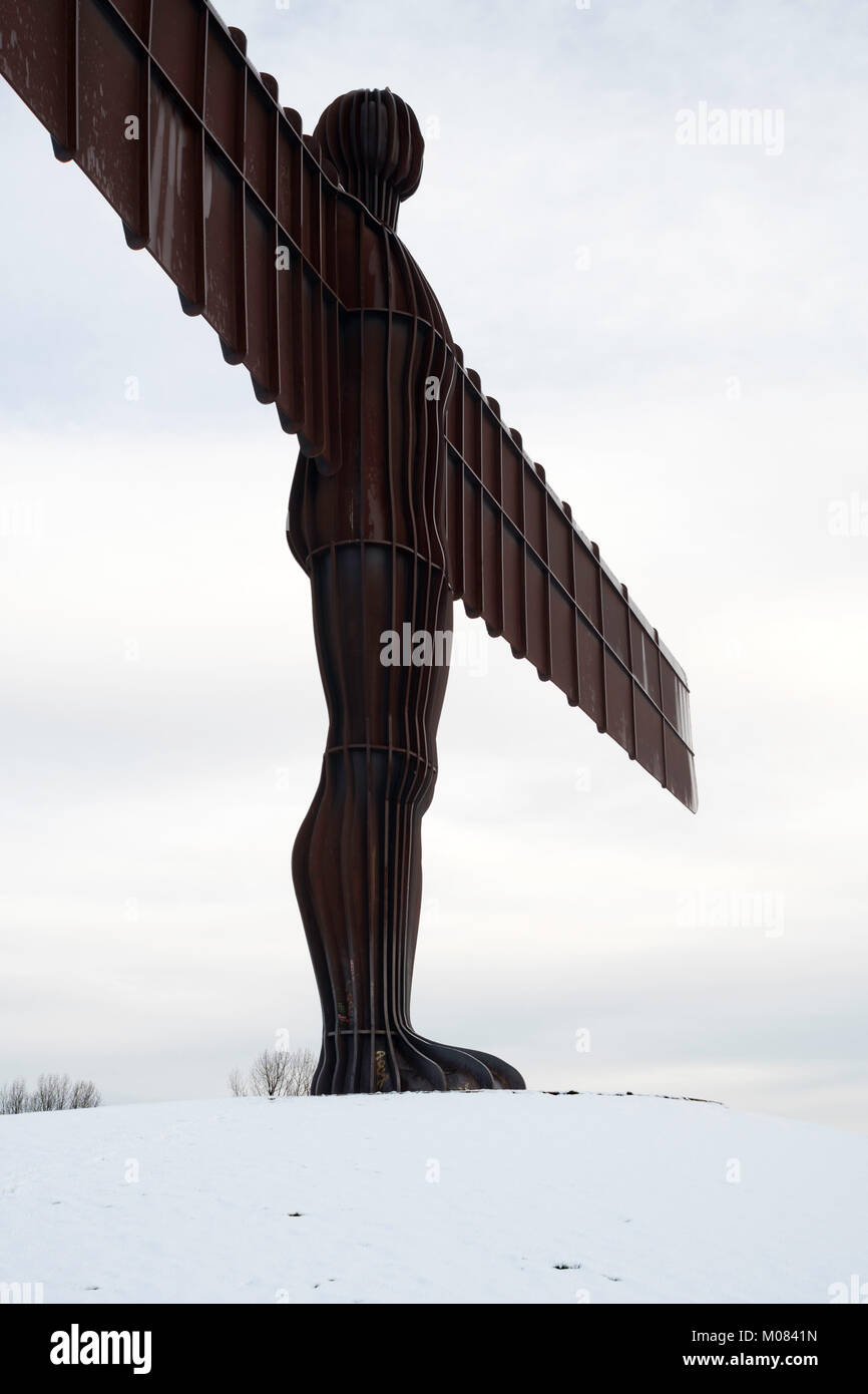 Winter Schnee an der Basis der Engel des Nordens Skulptur, Gateshead, North East England, Großbritannien Stockfoto