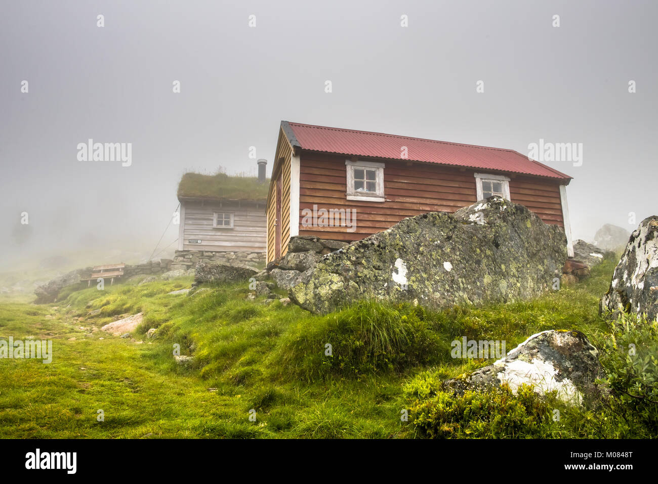 Traditionelles Haus mit Grasdach in Norwegen Stockfoto