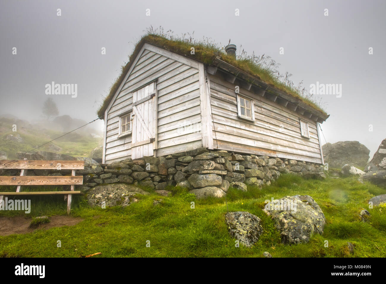 Traditionelles Haus mit Grasdach in Norwegen Stockfoto