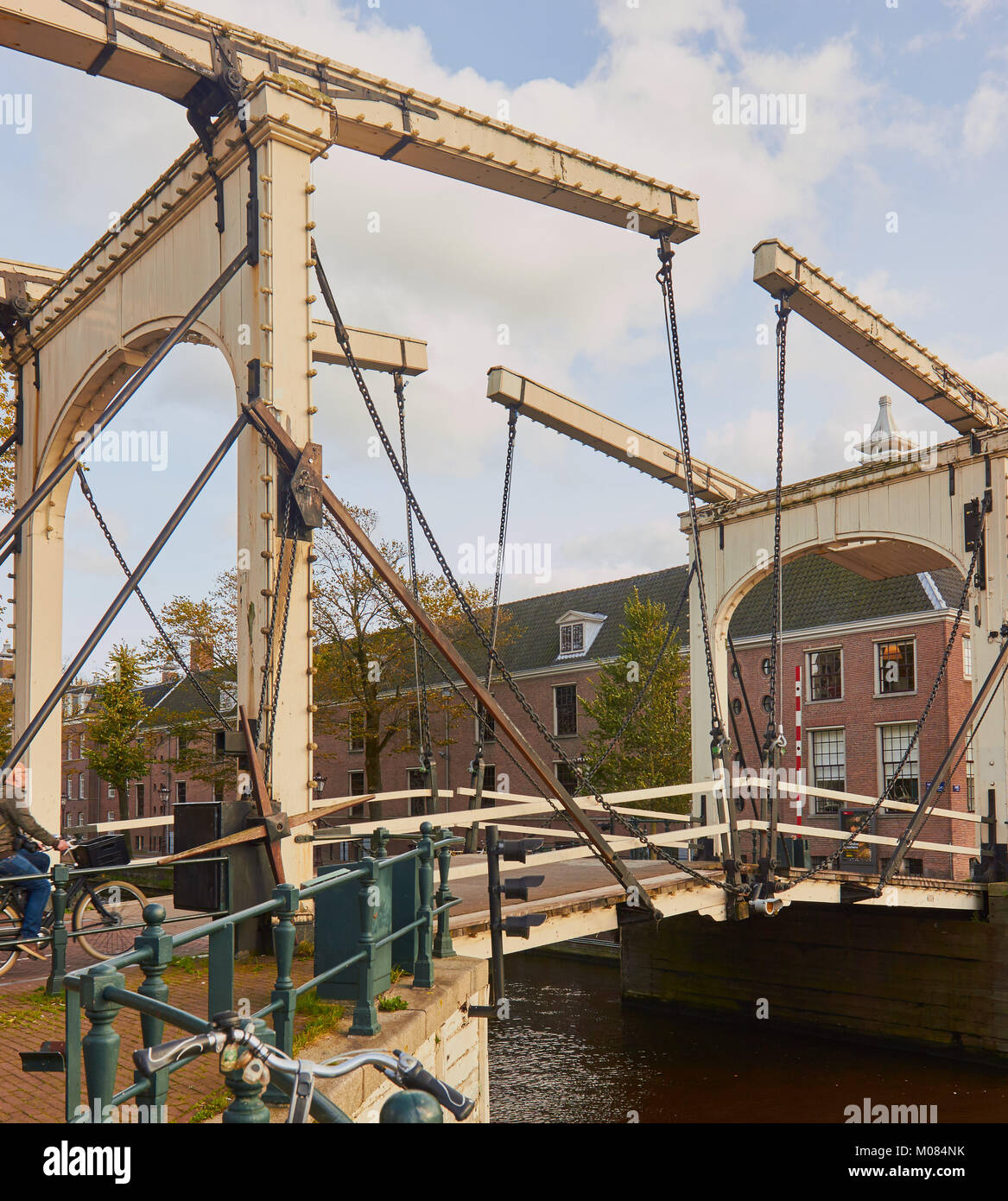 Walter Suskindbrug ein doppelter Zugbrücke, Amsterdam, Niederlande. Nachdem der deutsche Jude, 600 jüdische Kinder des Holocaust Flucht geholfen benannt. Stockfoto