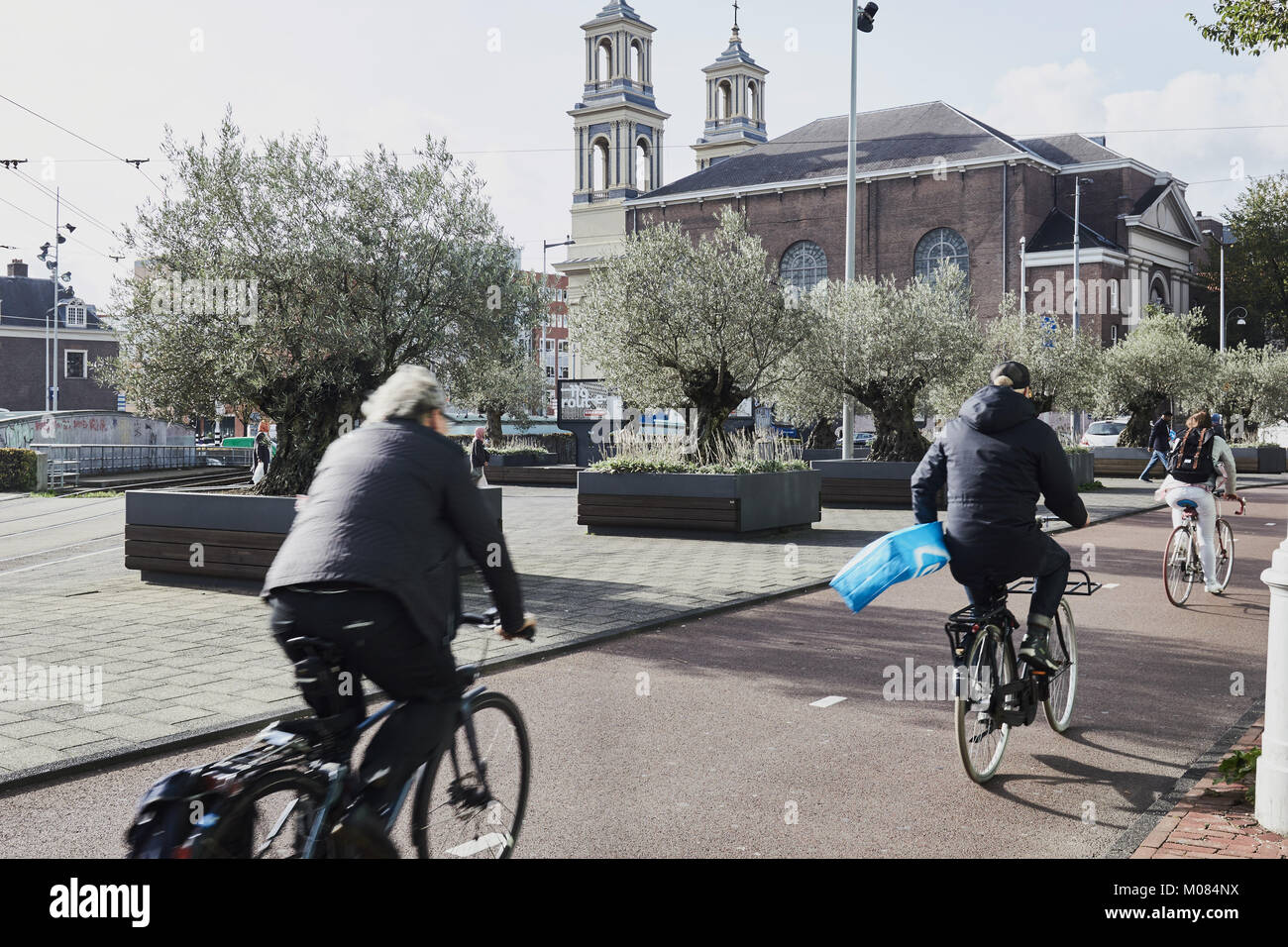 Radfahrer in Mr. Visserplein-Kreisverkehr liegt, Amsterdam, Niederlande. Benannt nach Lodewijk Ernst Visser Präsident des Obersten Gerichts von 1939-40 Stockfoto