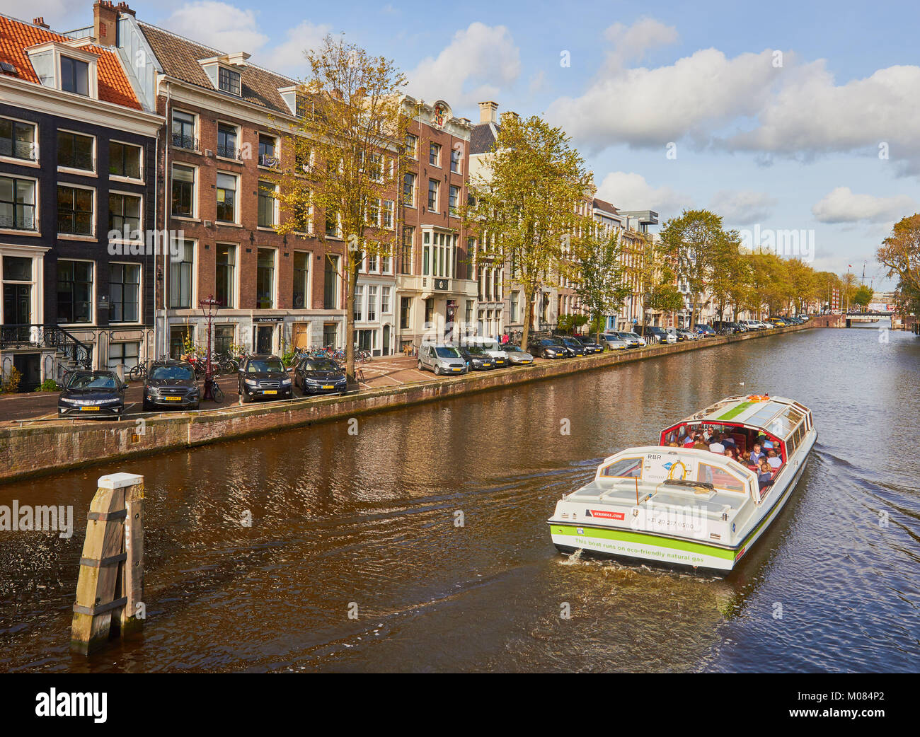 Eine umweltfreundliche touristische Kanal Boot, die auf Erdgas, Amsterdam, Niederlande Stockfoto