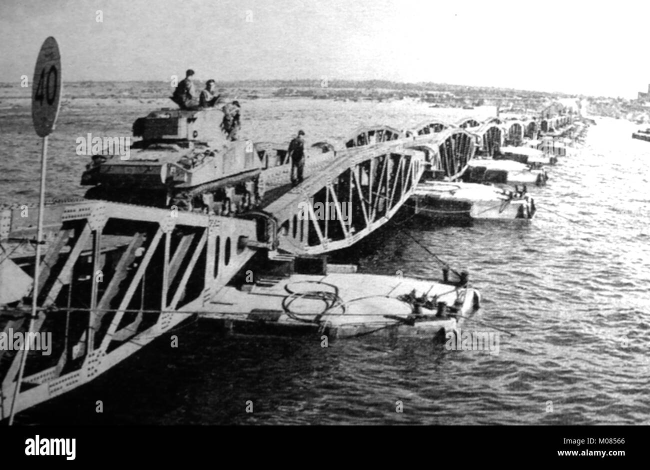 D-Day - Mulberry Hafen Abwehr mit einem Sherman Panzer gesehen Landung während des Zweiten Weltkriegs Stockfoto