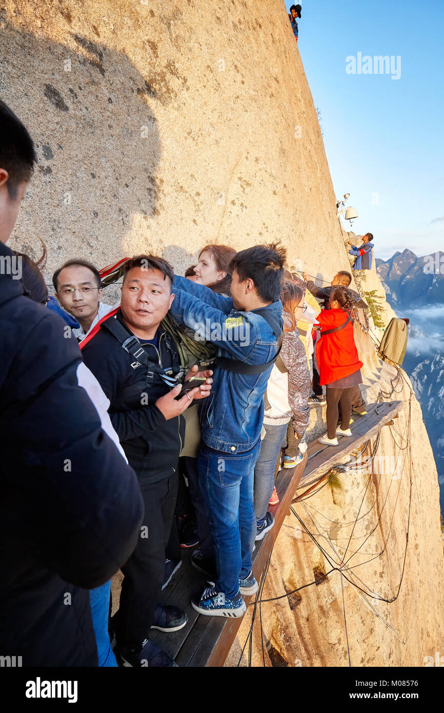 Mount Hua, Provinz Shaanxi, China - Oktober 6, 2017: Touristen Warteschlange auf die Planke gehen in den Himmel, Welten die meisten gefährlichen Wanderung. Stockfoto