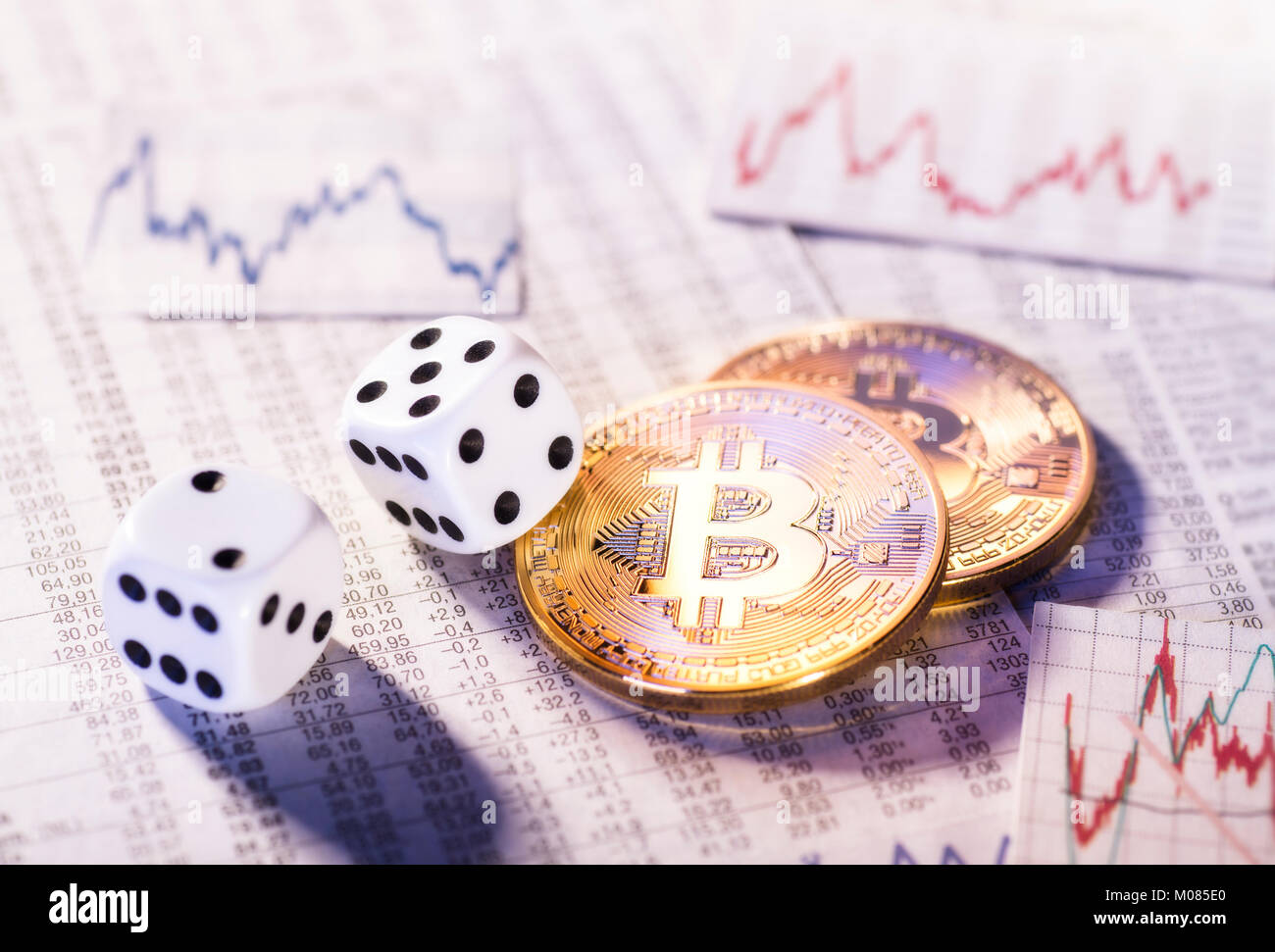 Zwei Münzen von crypto-Währung Bitcoin mit zwei Würfeln Stockfoto