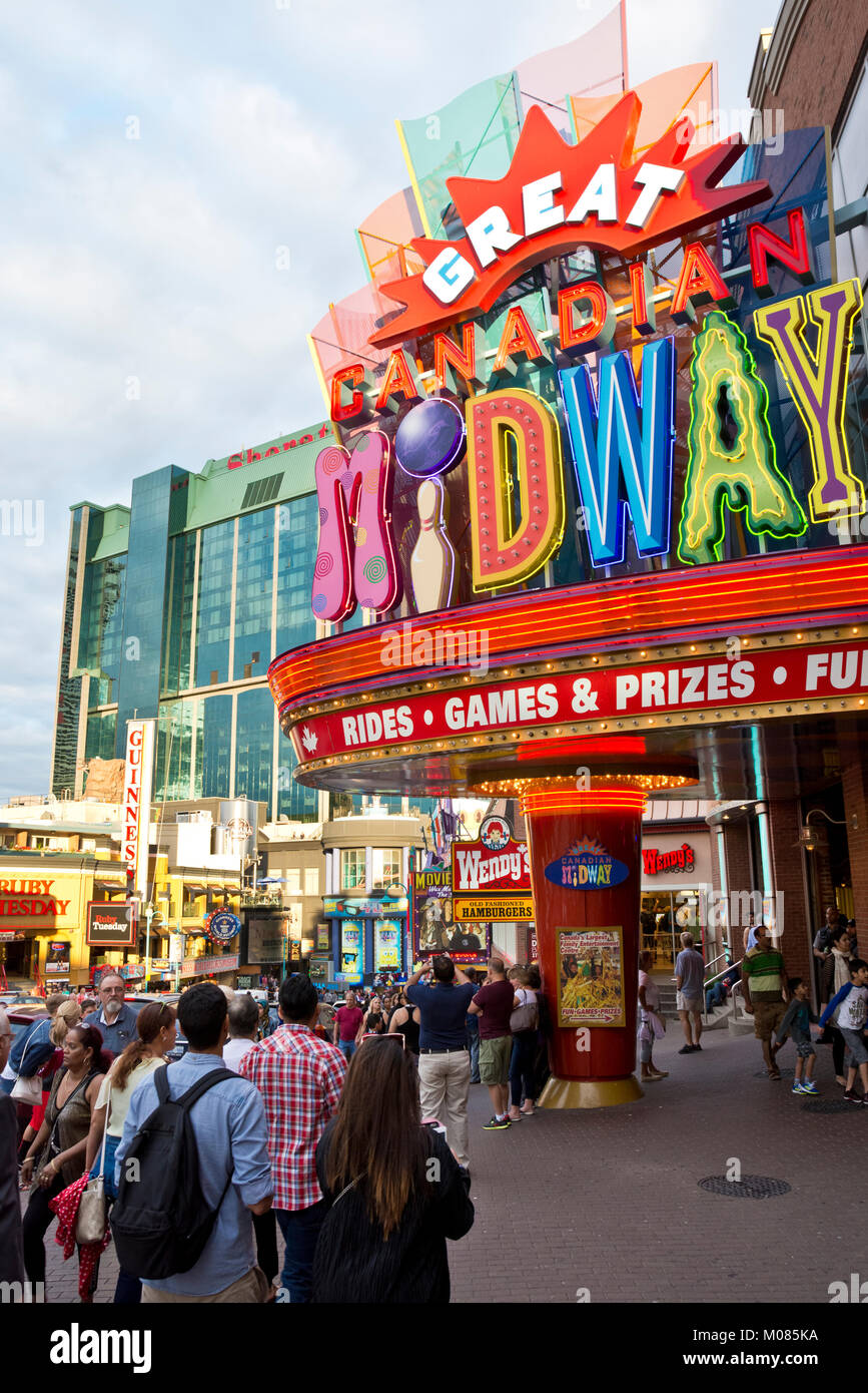 Menschen zu Fuß an touristischen Attraktionen auf Clifton Hill in Niagara Falls, Ontario, Kanada. Stockfoto