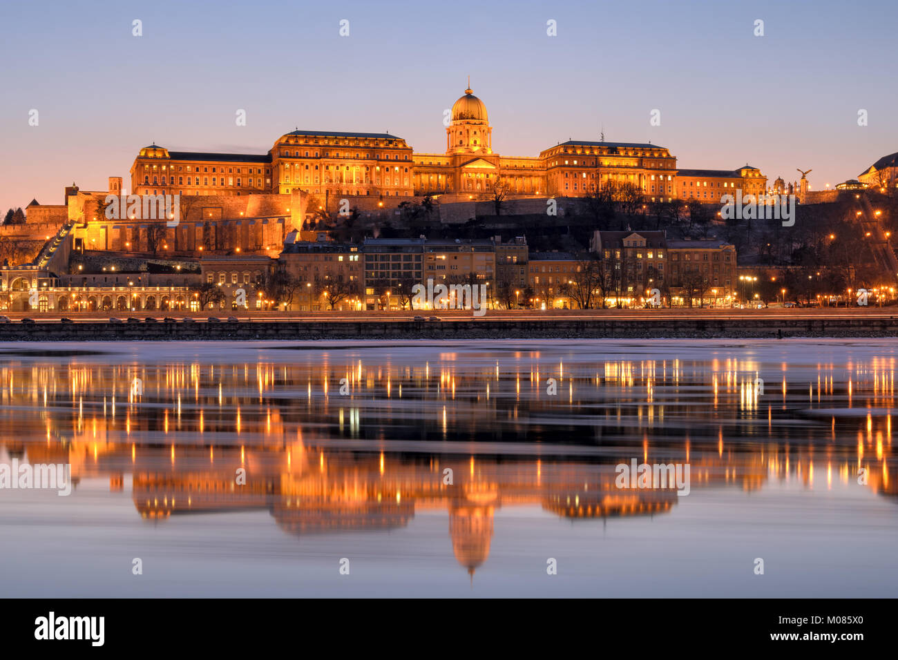 Beleuchtete Royal Palace in Budapest spiegeln sich in der Donau bei Nacht Stockfoto