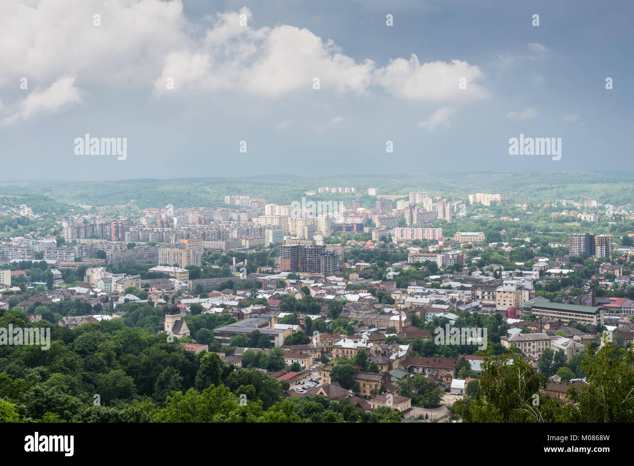 Lemberg, Ukraine - 31. Mai 2016: Panoramablick über die Stadt Lemberg im Mai in Wetter in Lviv, Ukraine. Stockfoto