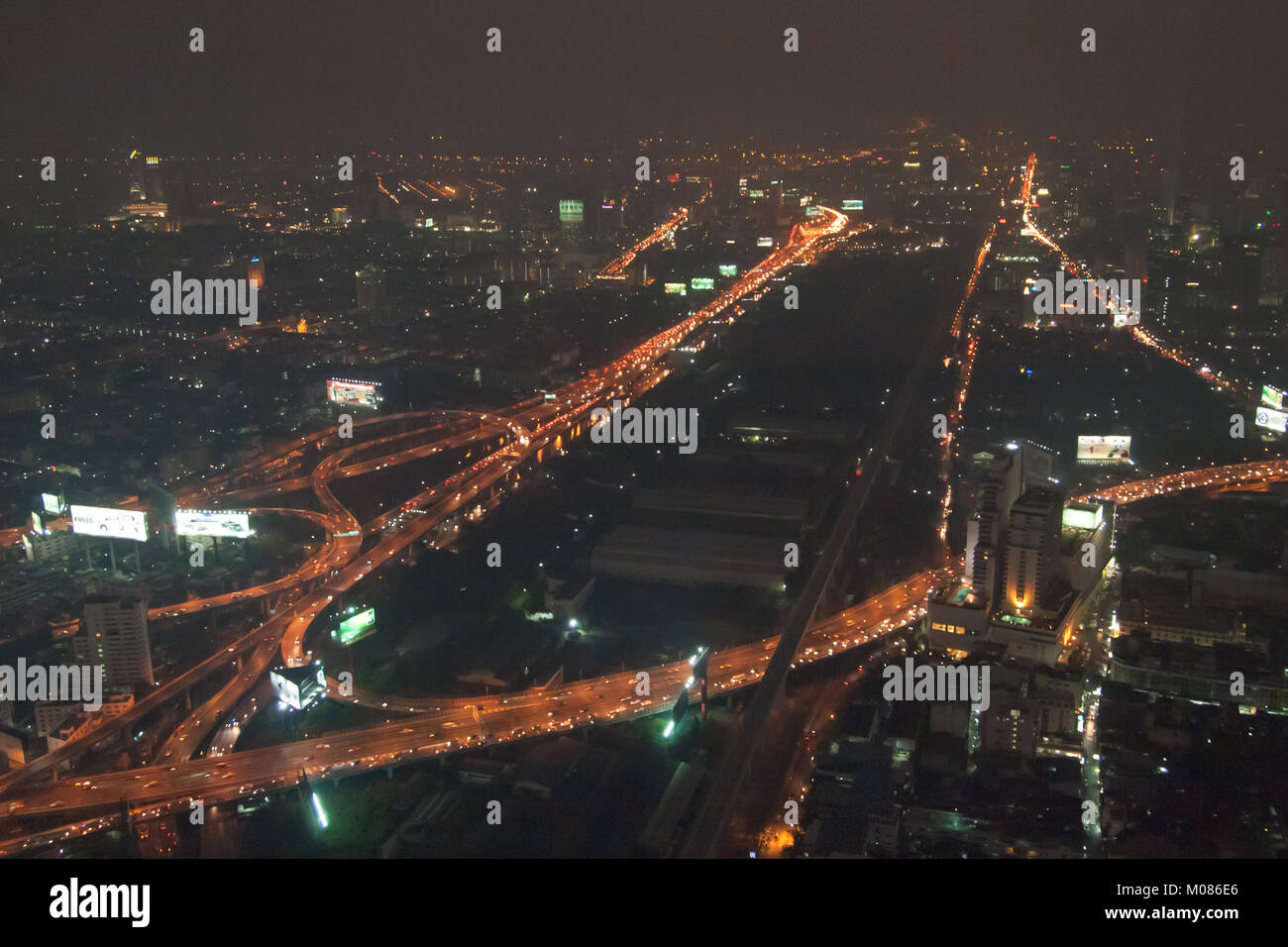 Bangkok Autobahnen bei Nacht, Bangkok bei Nacht, Luftaufnahme Stockfoto