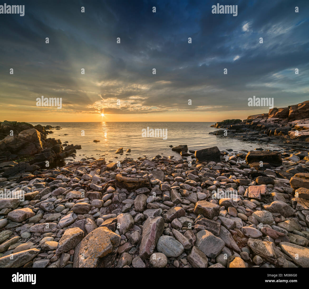 Sonnenuntergang über dem Meer und die Felsen am Strand im Naturschutzgebiet Hovs Hallar auf der Bjare Halbinsel, Bastad, Skane, Schweden, Skandinavien. Stockfoto