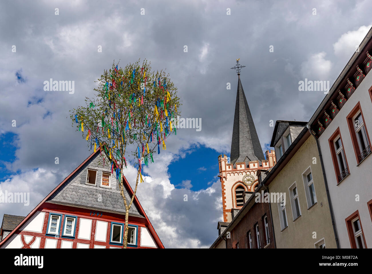 Street View mit romantischen Häusern und maibaum Bacharach/Rhein. Rheinland-pfalz. Deutschland. Stockfoto