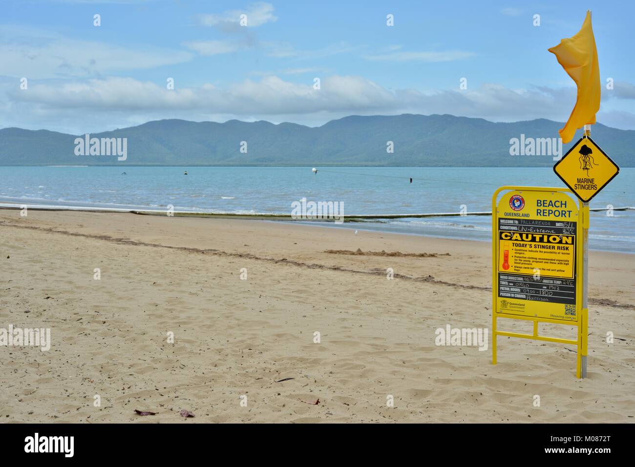 Surf Life Saving Fahnen und Paddle Board auf einen Stinger net, Pallarenda, Queensland, Australien Stockfoto