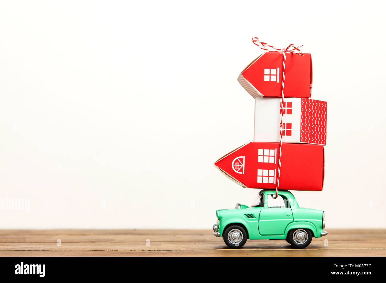 Spielzeugauto mit einem Stapel von Häusern. Umzug Konzept Stockfoto