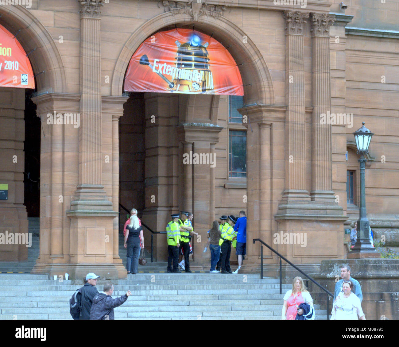 Museum und Kunstgalerie Dr Who Ausstellung dalek Polizisten auszurotten stoppen und Suche Unterstützer auf orange um Feier in Glasgow kelvingrove Stockfoto