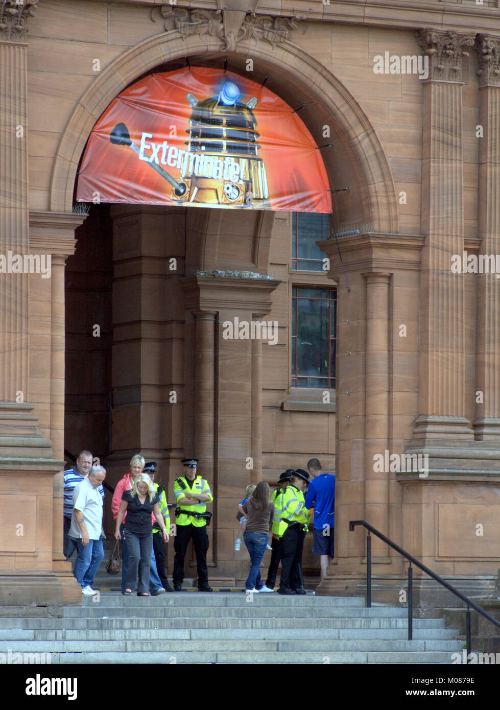Museum und Kunstgalerie Dr Who Ausstellung dalek Polizisten auszurotten stoppen und Suche Unterstützer auf orange um Feier in Glasgow kelvingrove Stockfoto