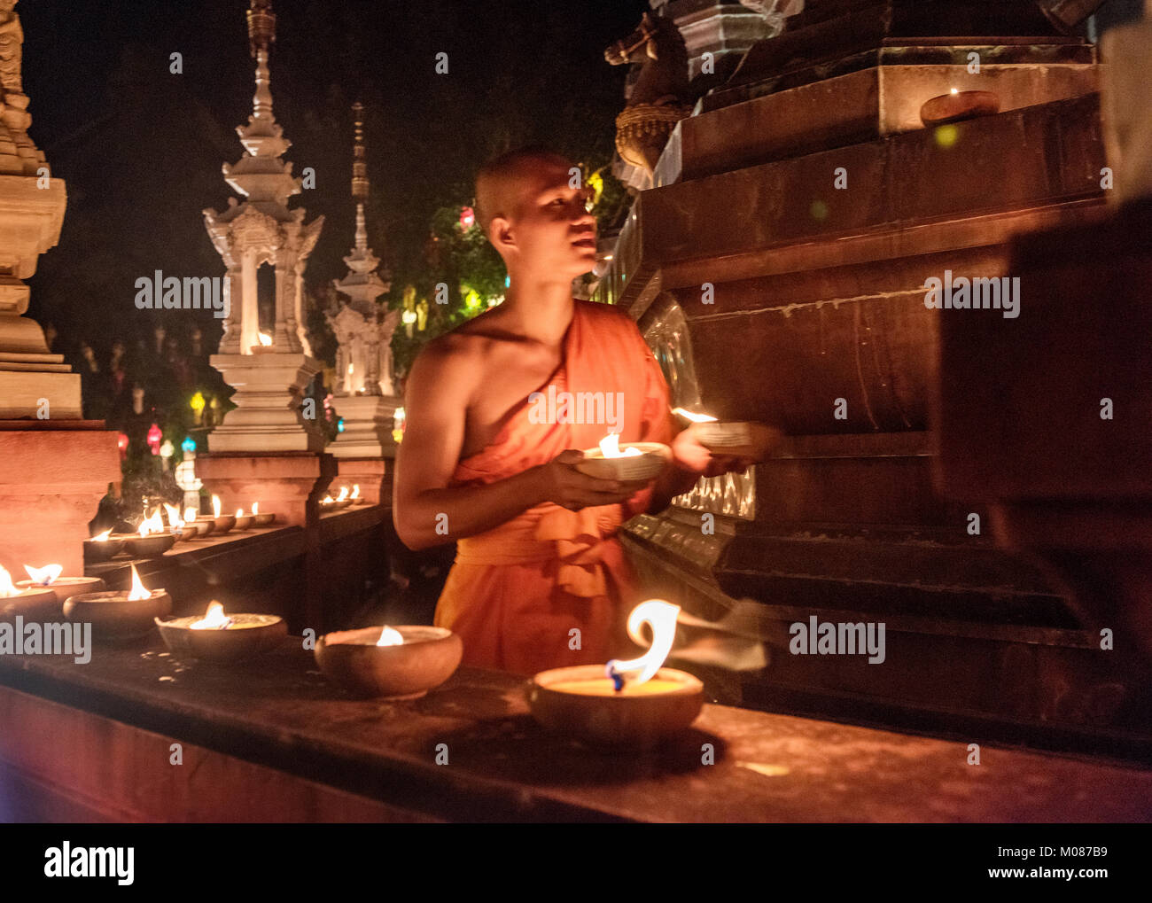 Novizen Gebete bei Yi Peng Festival, Chiang Mai, Thailand Durchführung Stockfoto