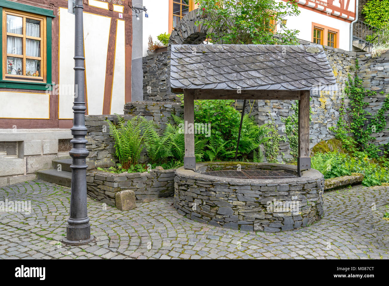 Mittelalterlicher Brunnen in der Altstadt von Bacharach, Deutschland ...