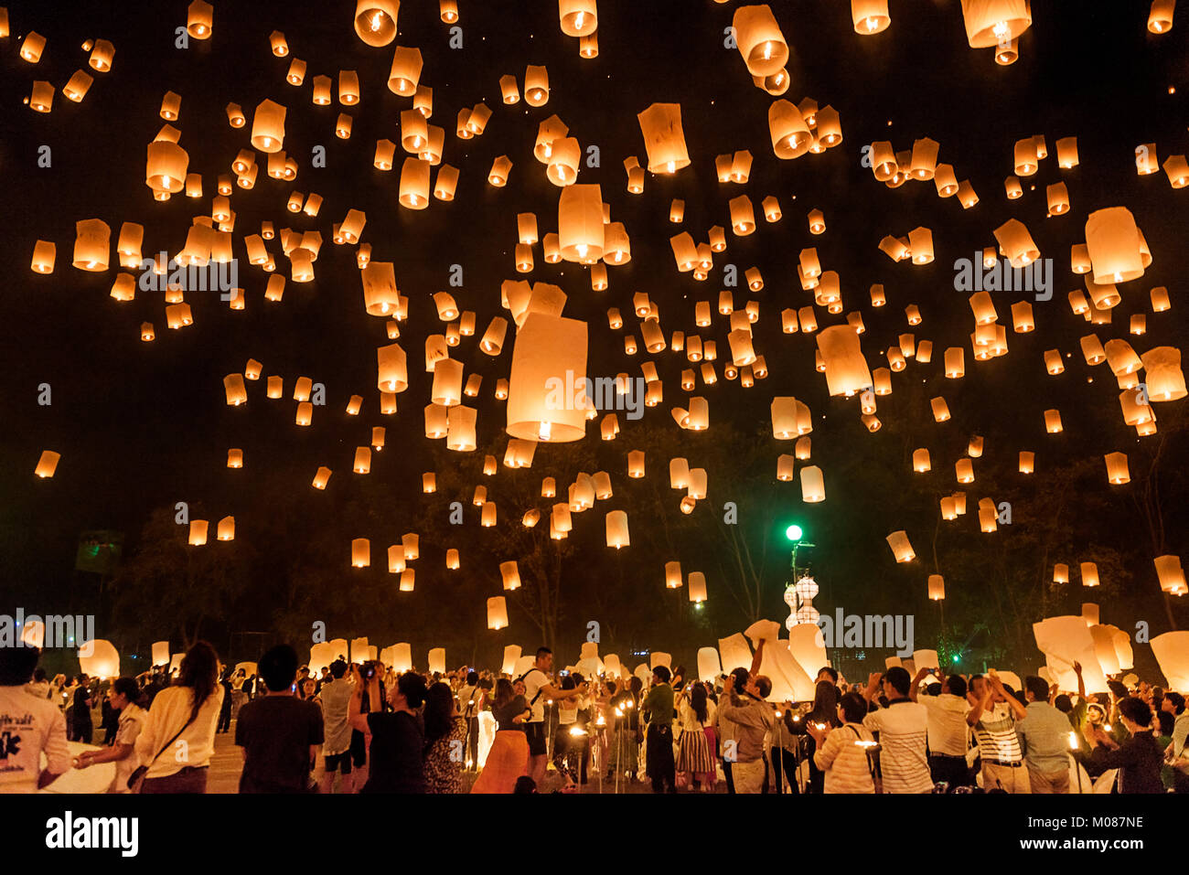 Yi Peng Laternenfest, wo Menschen Laternen in den Himmel freigeben, Thailand Stockfoto
