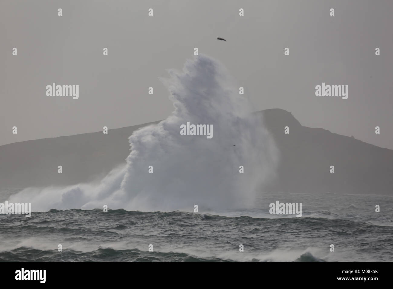 Wellen gegen die Felsen und Ufer in Irland, wilden Atlantik Weg Stockfoto