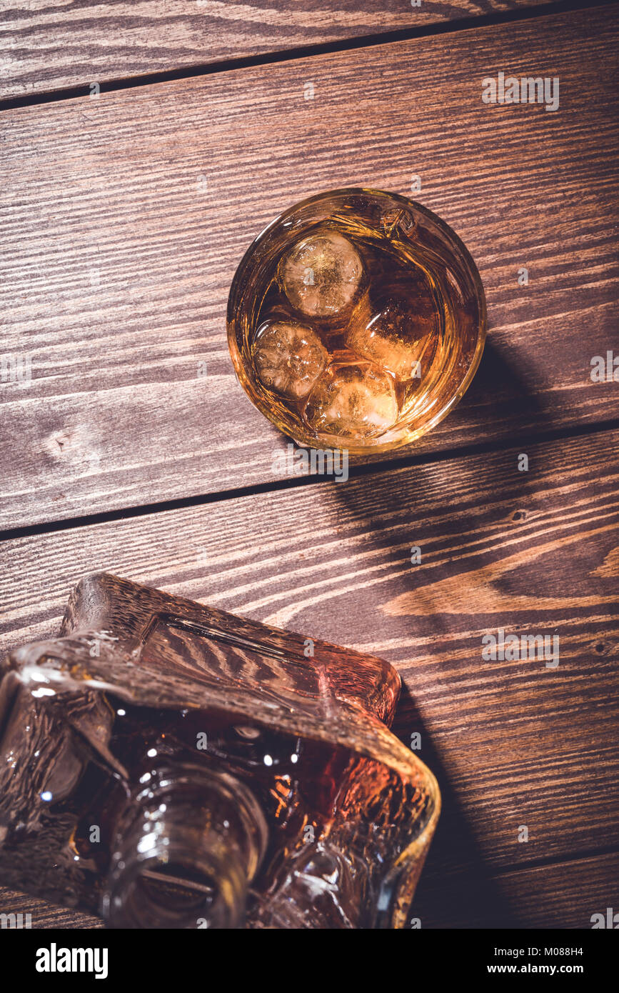 Whiskey Flasche mit Whiskey Glas auf einem alten Holztisch Stockfoto