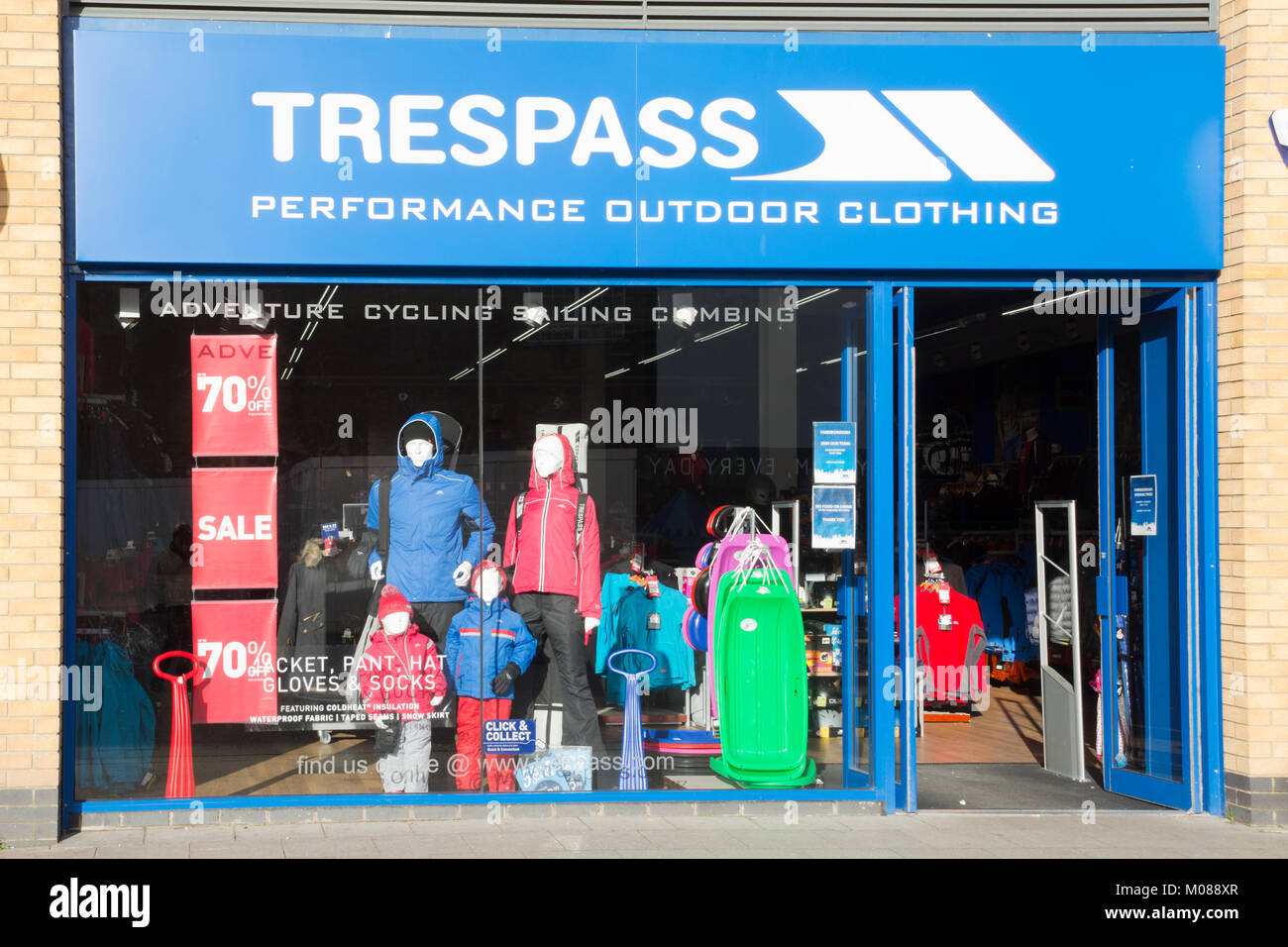 Trespass Outdoor Bekleidung Shop vorne und Zeichen, Großbritannien Stockfoto