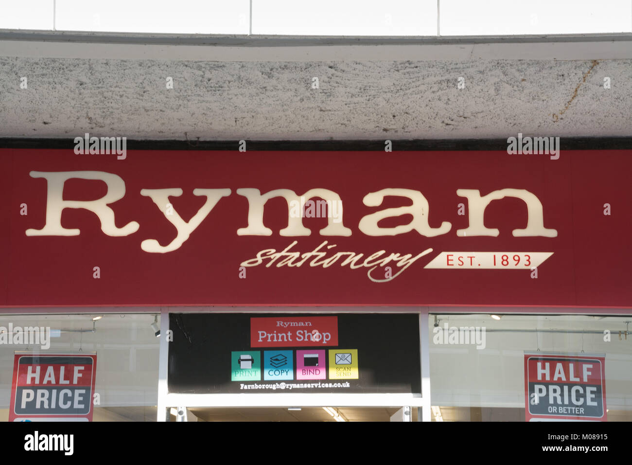 Ryman Papeterie vorne und Zeichen, Großbritannien Stockfoto