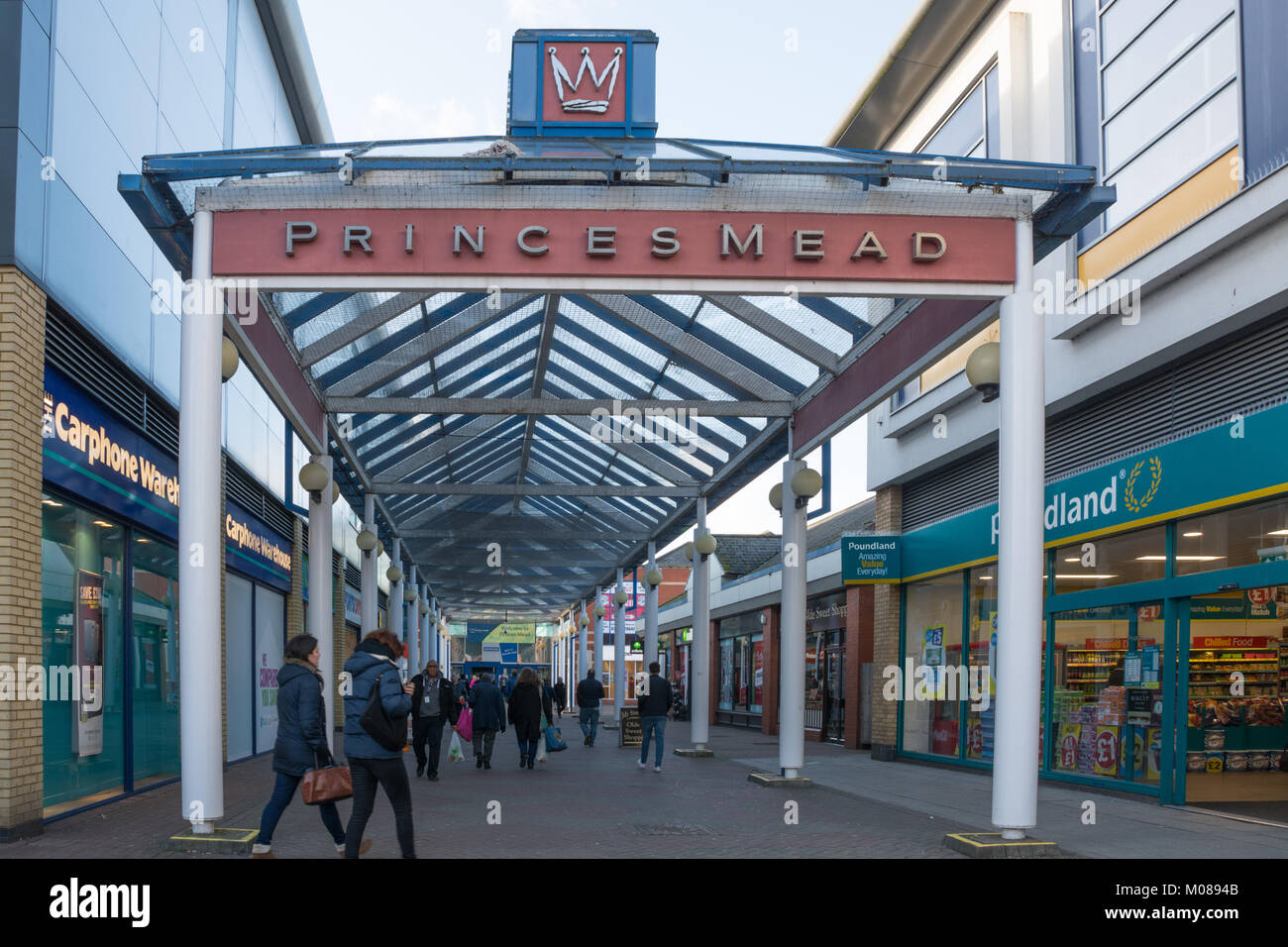 Eingang zu den Fürsten Mead Einkaufszentrum in Farnborough, Hampshire, Großbritannien Stockfoto