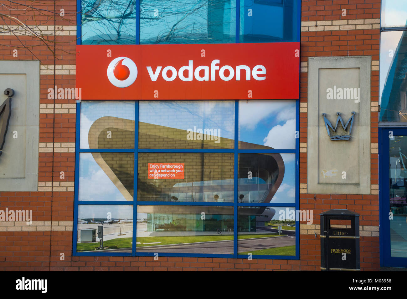 Vodafone logo oder Zeichen auf Schaufenster, Großbritannien Stockfoto