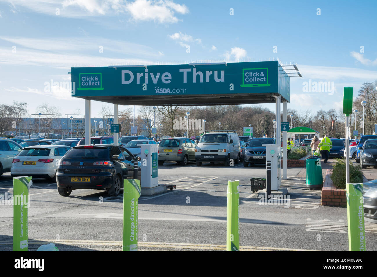 Asda Supermarkt fahren Sie durch Klicken und Sammeln - in Farnborough, Hampshire, Großbritannien Stockfoto