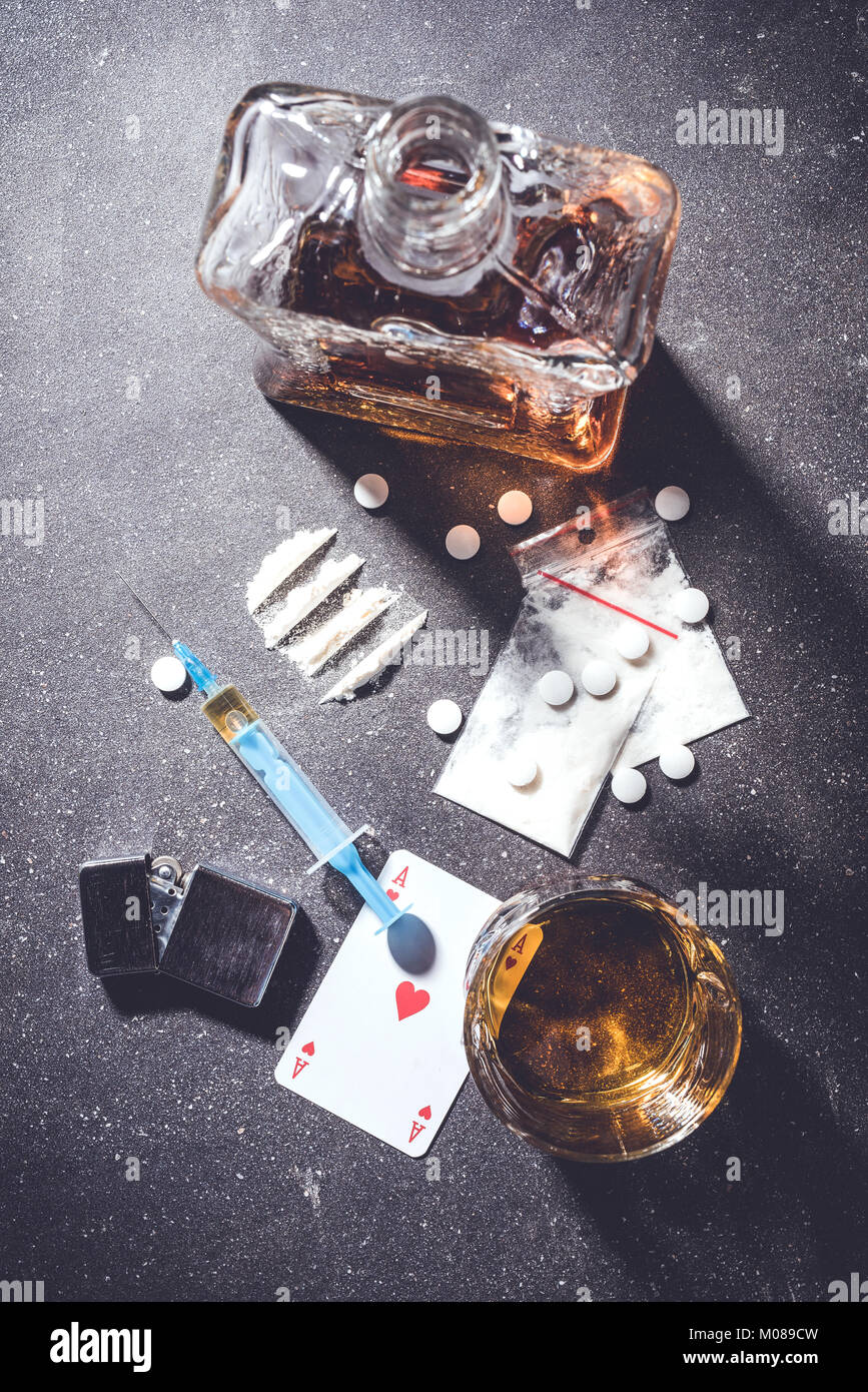Harte Drogen und Alkohol am grauen Stein Tabelle. Nahaufnahme Stockfoto