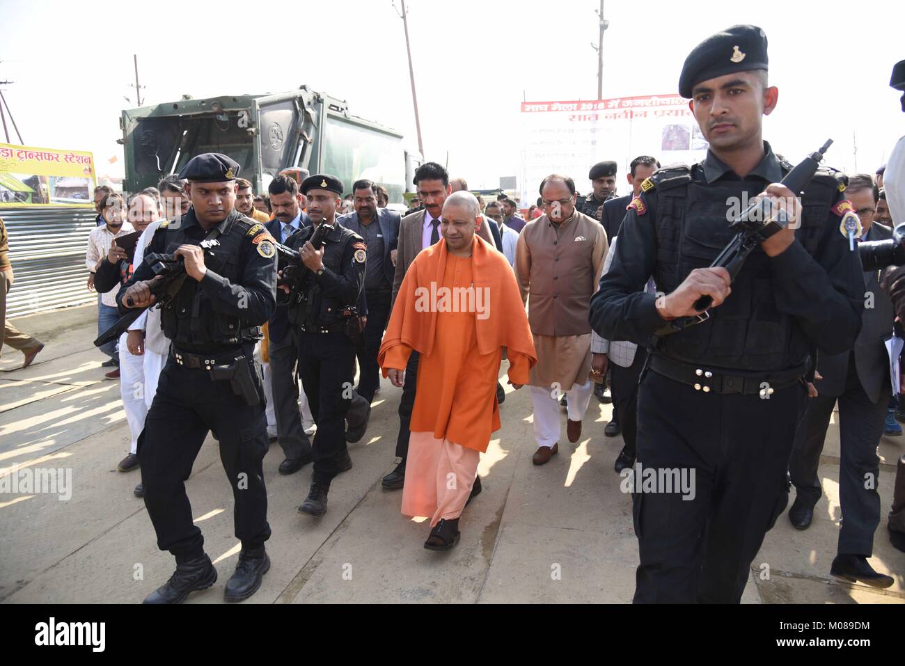 Allahabad, Indien. 19 Jan, 2018. Allahabad: Uttar Pradesh Chief Minister Aditya Nath Yogi besuchen Sangam an magh Mela in Allahabad am 08-07-2018. Foto von Prabhat Kumar verma Credit: Prabhat Kumar Verma/Pacific Press/Alamy leben Nachrichten Stockfoto