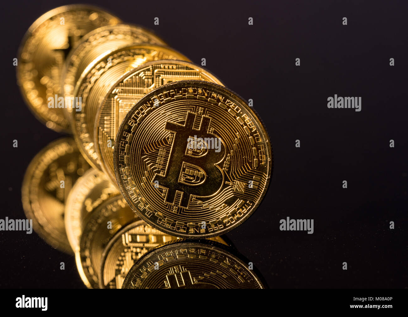 Bitcoins in einer Reihe stehen wie Dominosteine um mich zu Fall zu bringen. Stockfoto