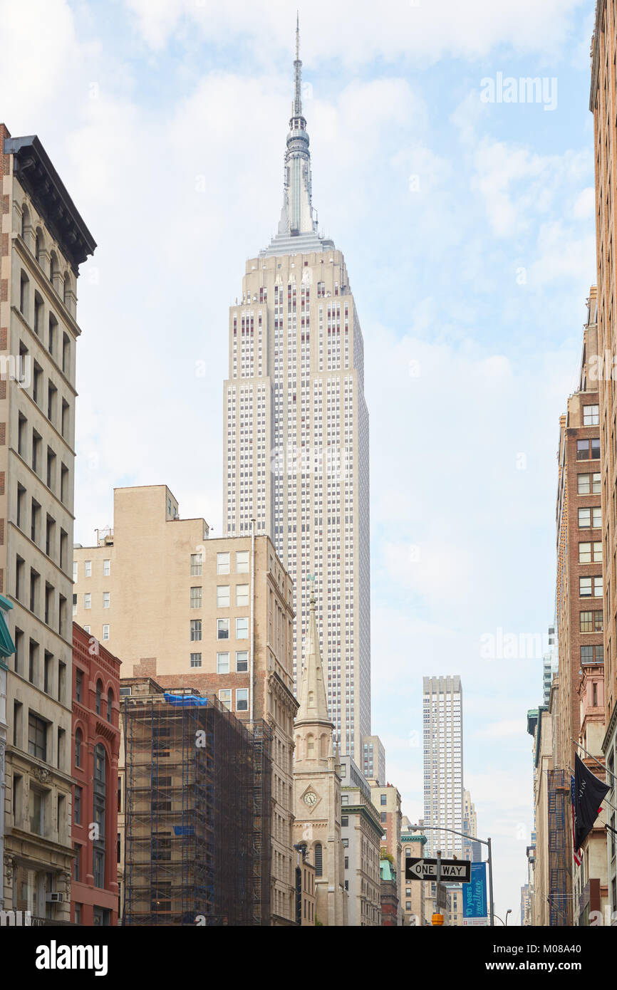 Empire State Building von der Fifth Avenue mit Gebäuden in New York gesehen Stockfoto