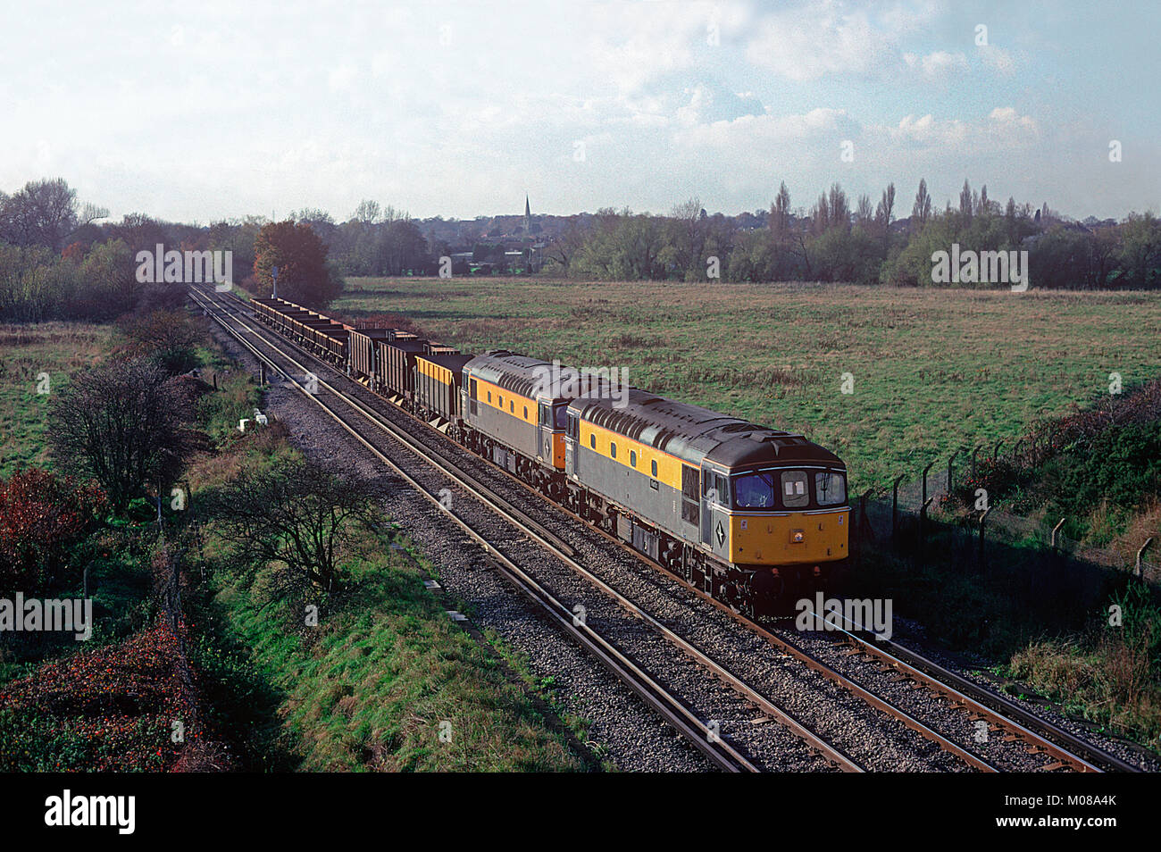 Ein paar Klasse 33 Diesellokomotiven Nummern 33046 'Merlin' und 33030 mit einem Aufenthaltsort innerhalb der Abteilung Zug am Crayford im Süden Londons. 11. November 1993. 33046 'Merlin' und 33030 arbeiten eine kurze Woking-Hoo Kreuzung Abteilungen an Crayford. 11. November 1993. Stockfoto
